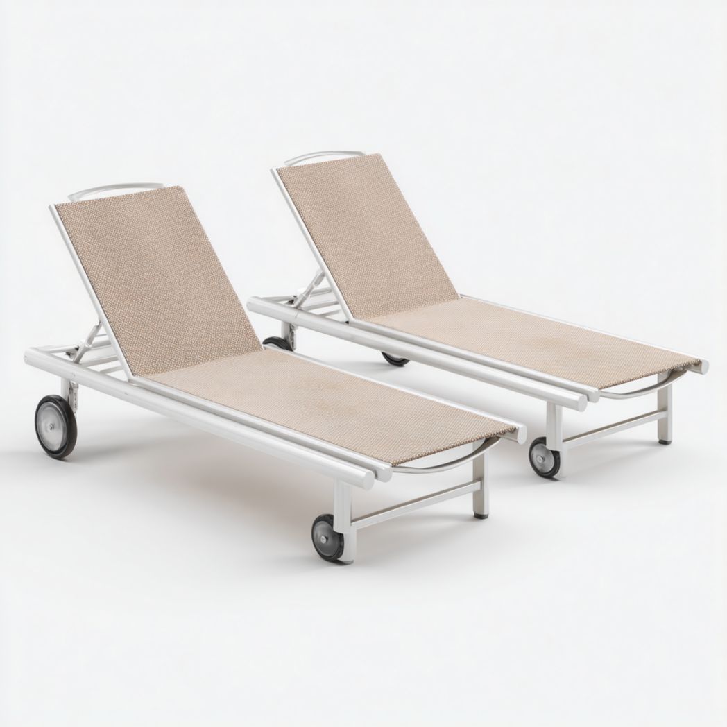 Lot de 2 bains de soleil, structure métallique blanche, assise en tissu beige, avec roues