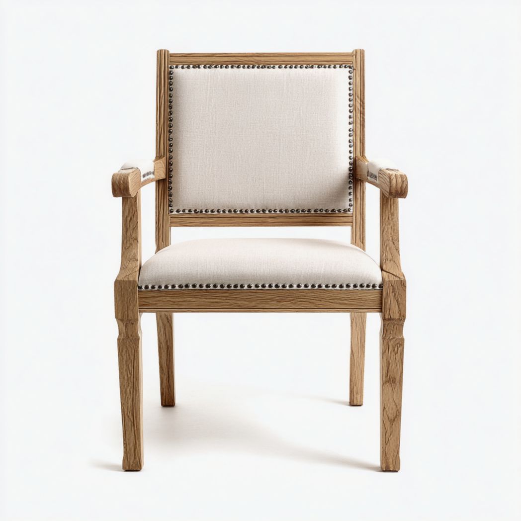 Fauteuil en chêne avec accoudoirs et assise rembourrée en tissu blanc cassé