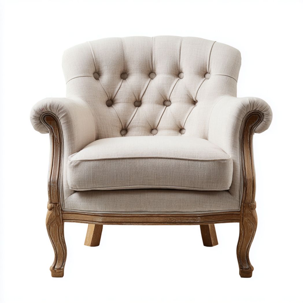 Fauteuil en tissu beige avec dossier capitonné et accoudoirs roulés en bois sculpté