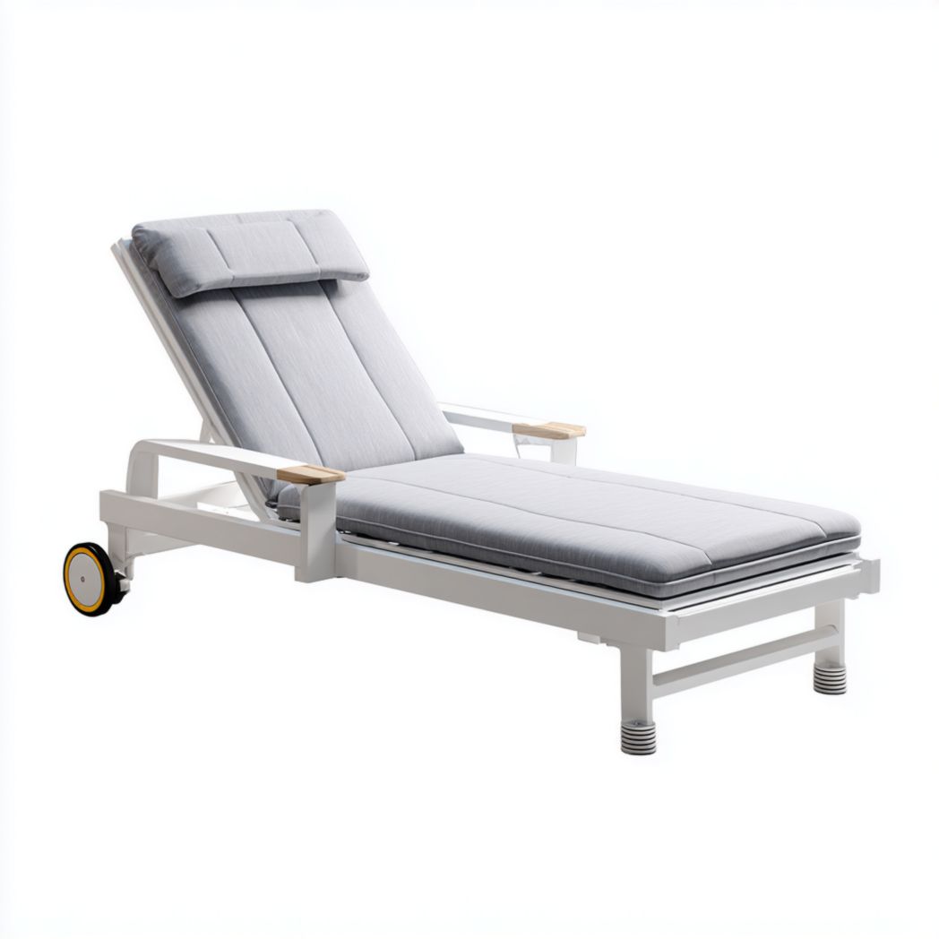 Bain de soleil, structure en métal blanc avec coussin gris, accoudoirs et roulettes