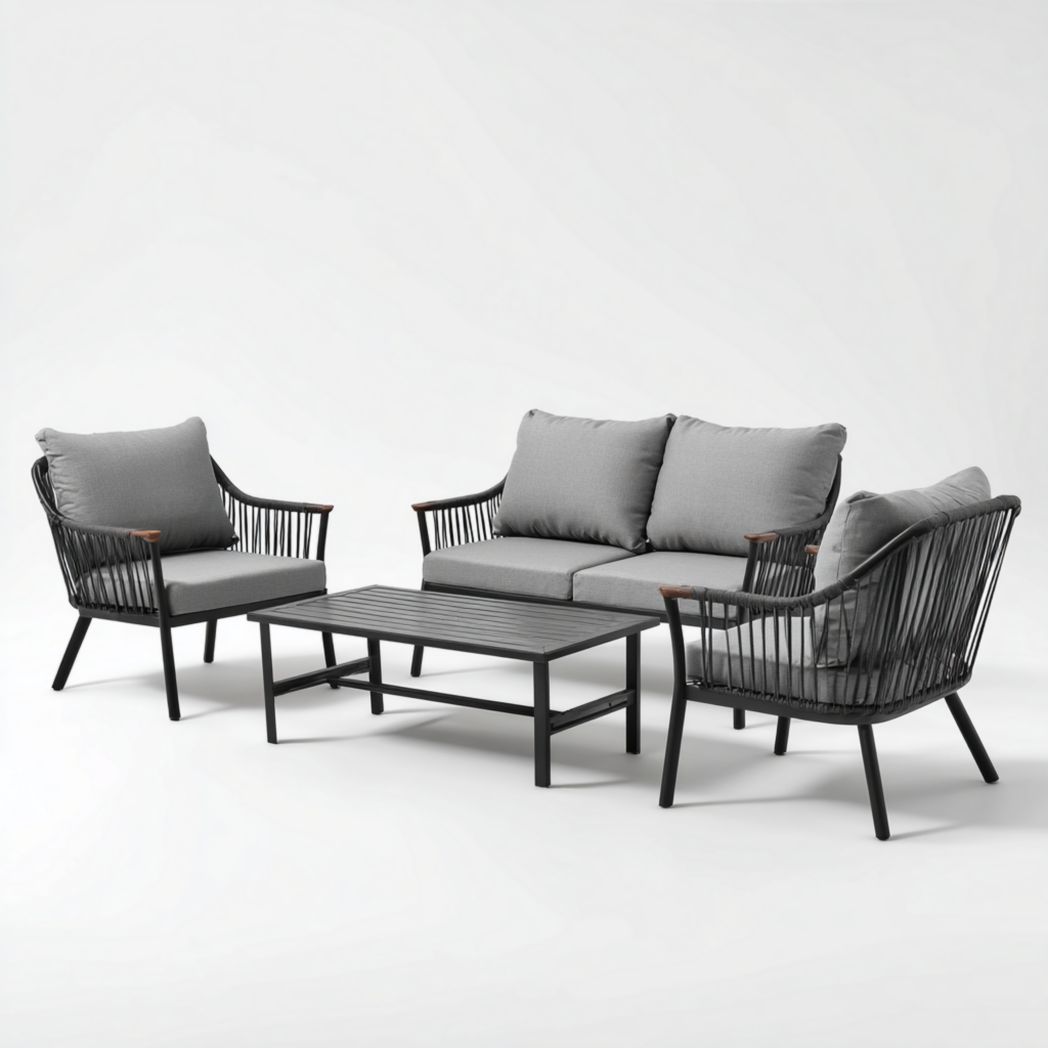 Salon bas de jardin, structure en métal noir avec coussins gris et accoudoirs bois, un canapé deux places, deux fauteuils et une table rectangulaire