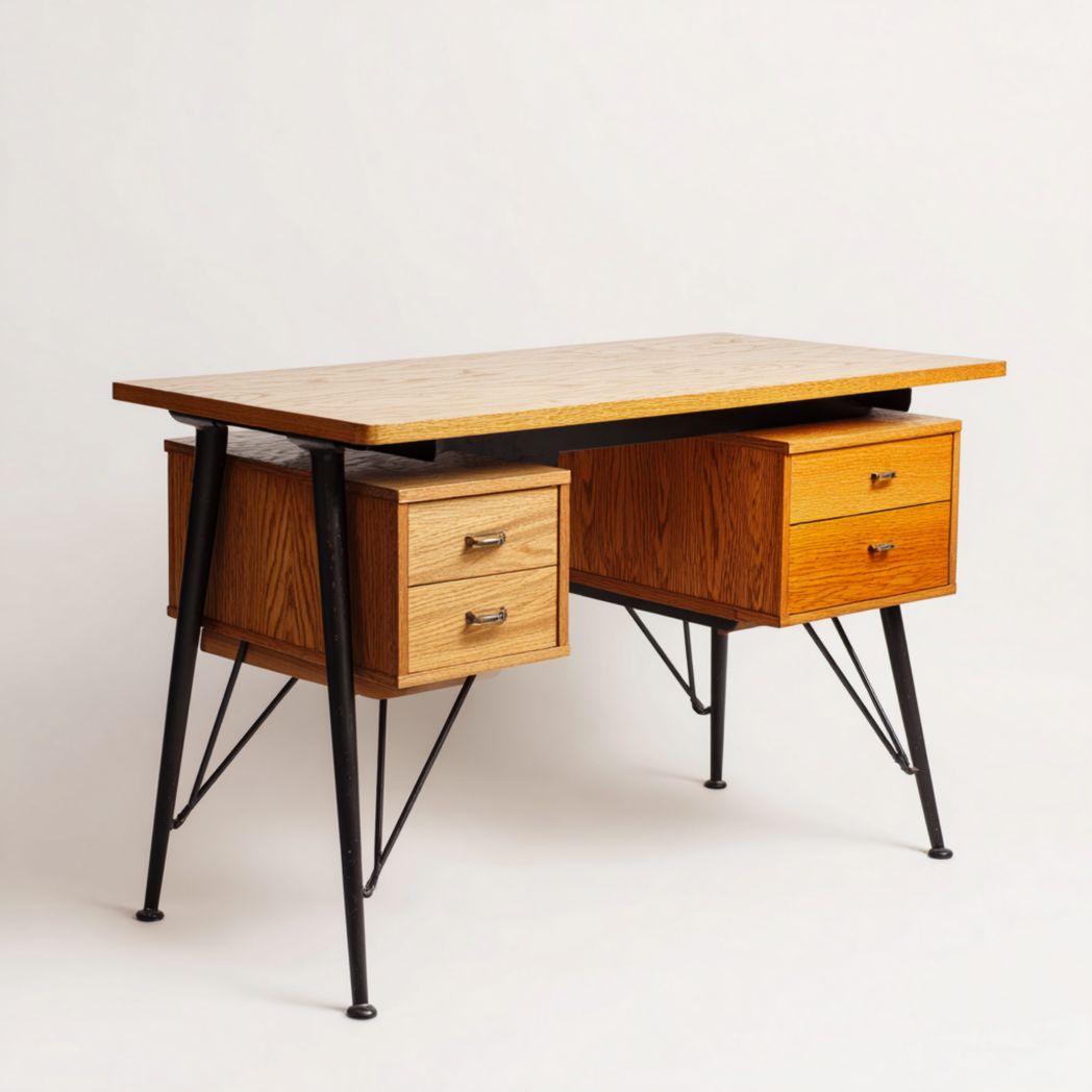Bureau en bois clair avec tiroirs des deux côtés, structure métallique noire