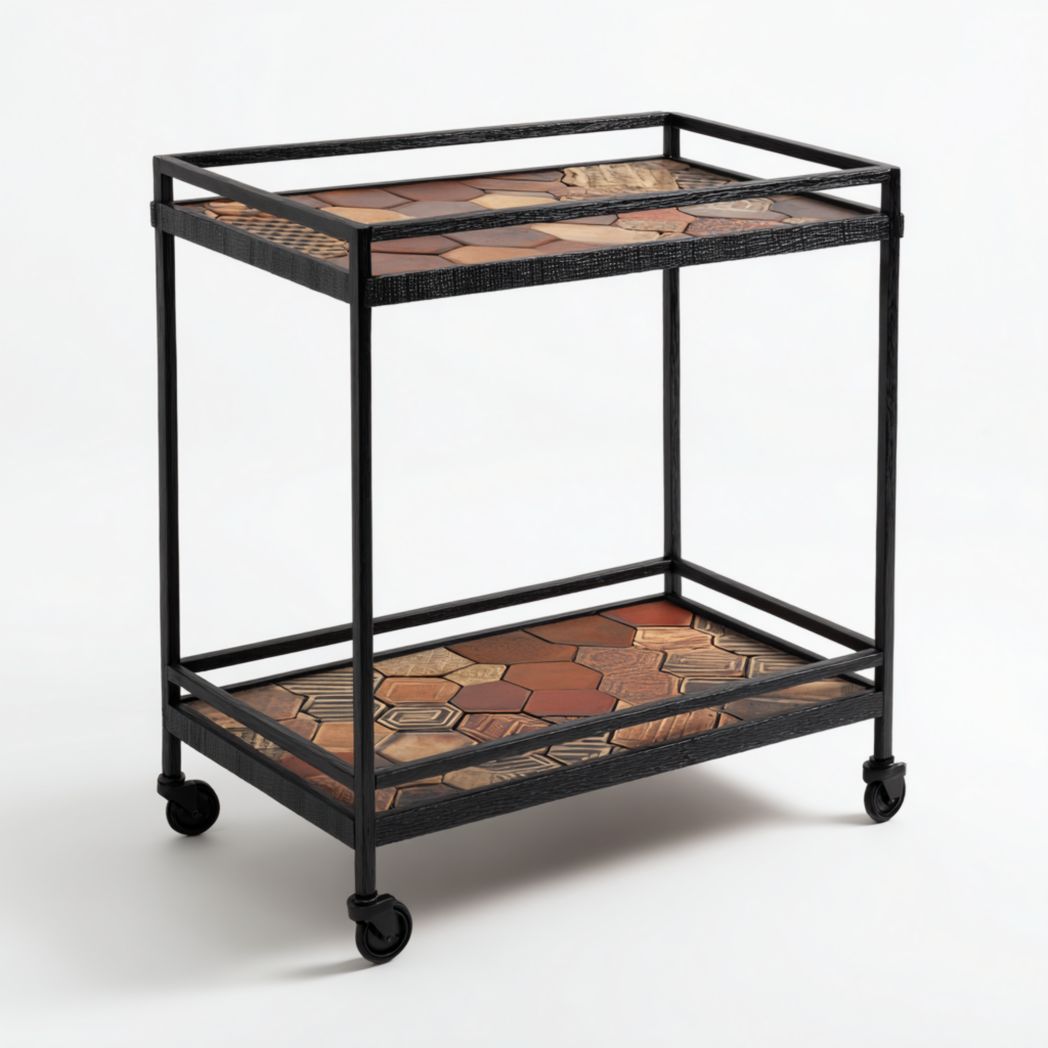 Chariot de service avec structure en métal noir, deux niveaux, étagères en bois à motifs géométriques et roulettes