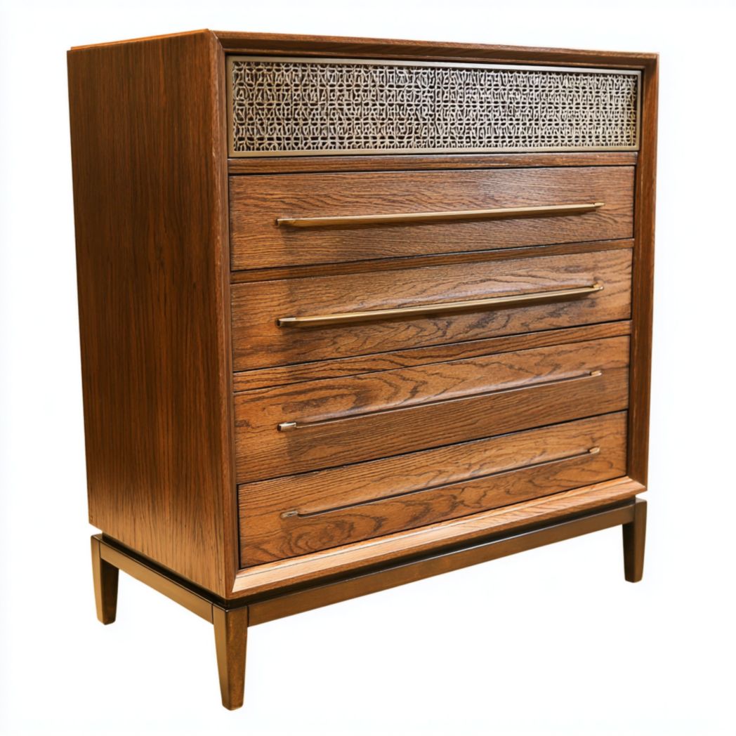 Commode en bois marron à quatre tiroirs, finition métal ajouré et longues poignées