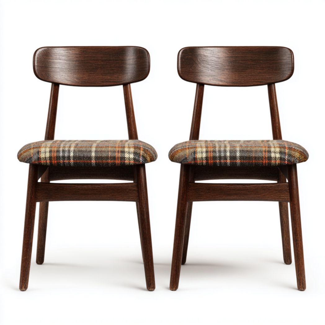 Deux chaises avec des cadres en bois marron foncé et des revêtements en tissu à carreaux