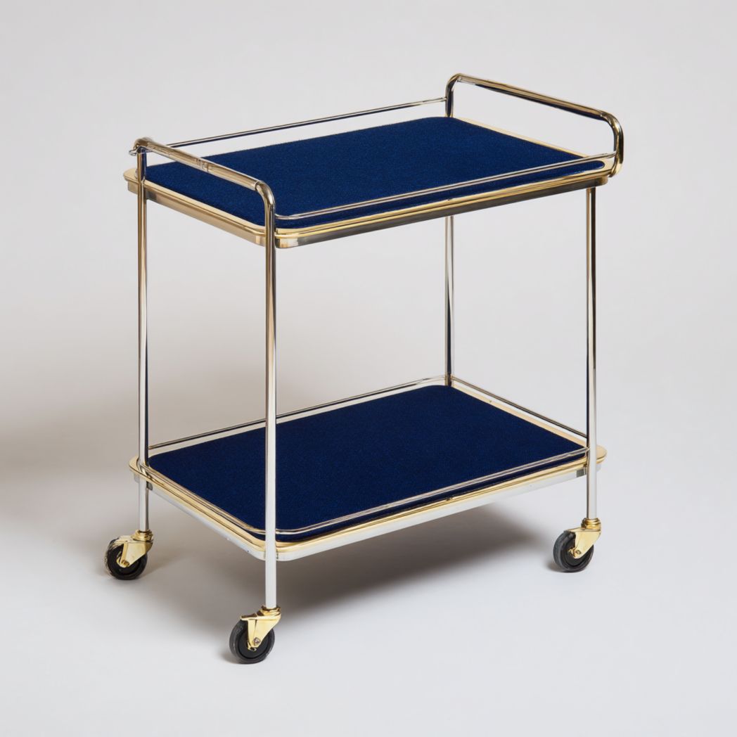 Chariot de service avec structure en métal, bords dorés et étagères bleues