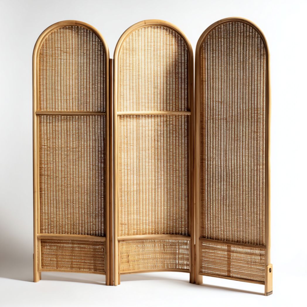 Paravent pliant en trois parties en rotin de couleur naturelle avec une forme arquée