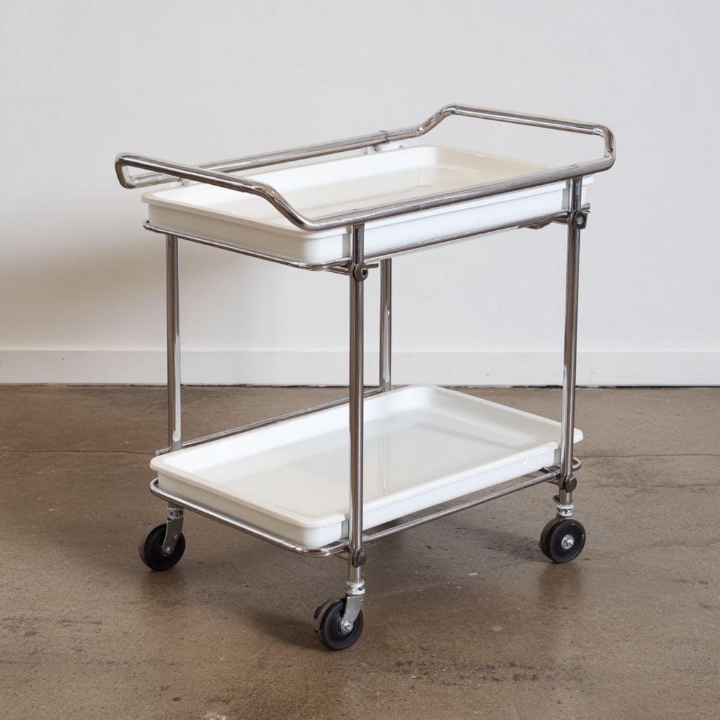 Chariot de service avec structure en acier inoxydable et plateaux blancs, à deux niveaux, avec roulettes