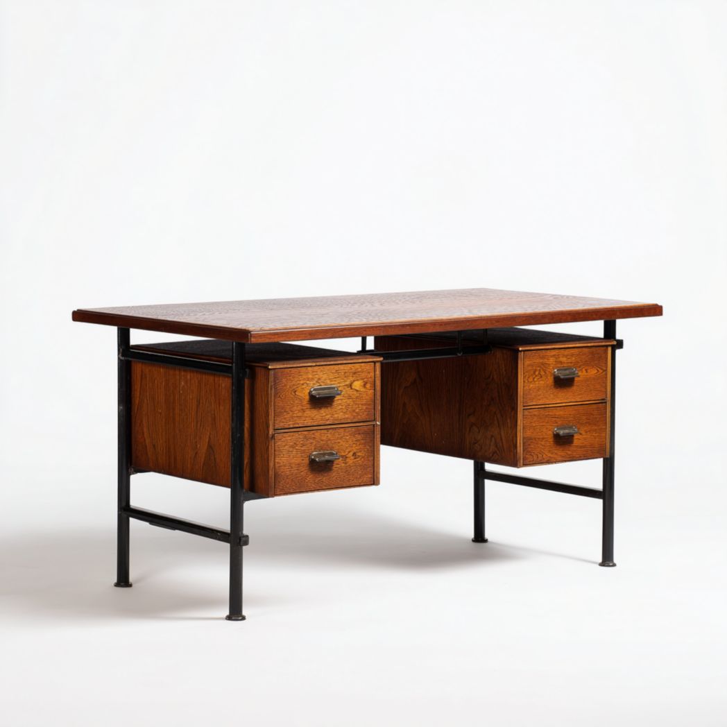 Bureau en bois brun avec quatre tiroirs, structure métallique noire