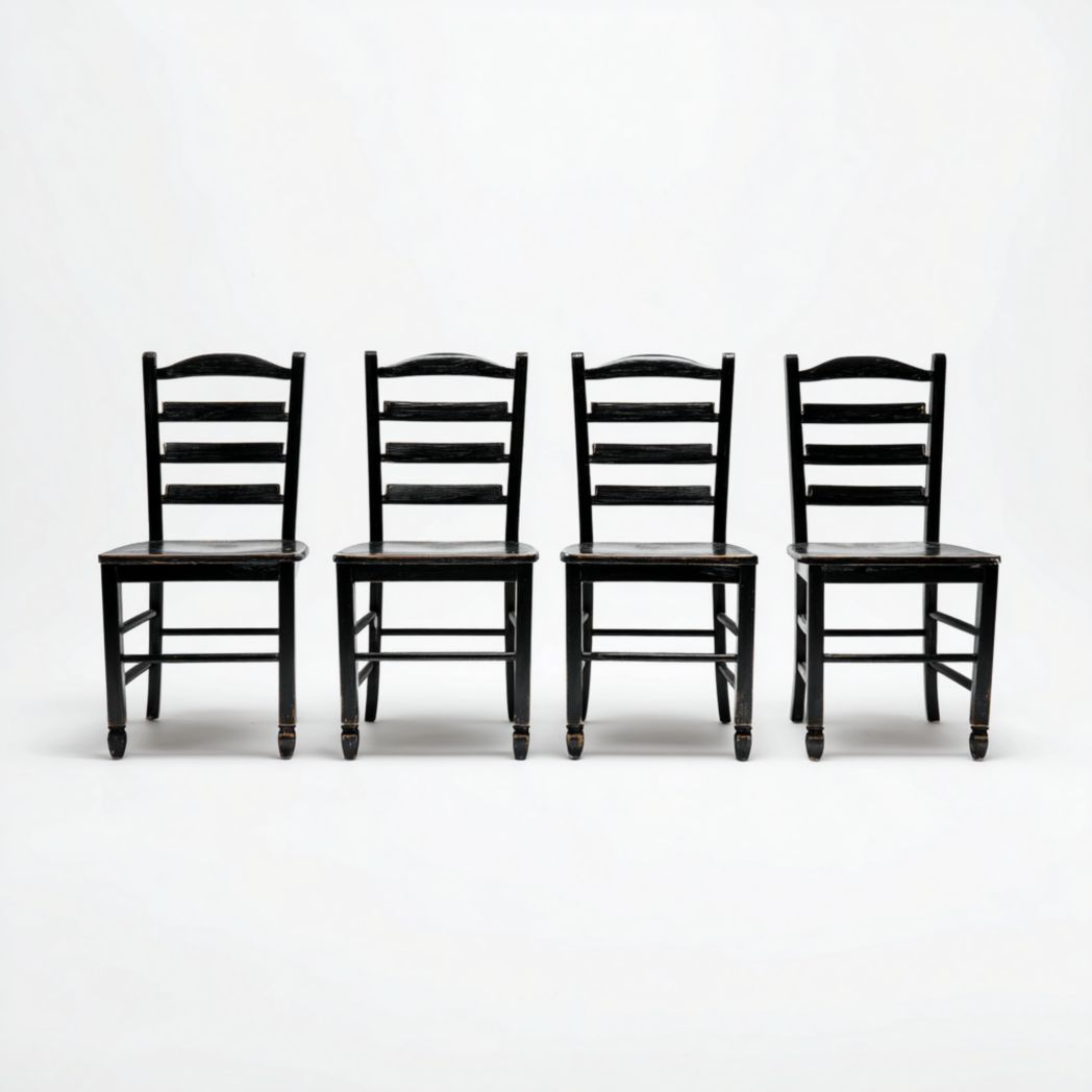 Quatre chaises en bois noir avec dossiers à croisillons