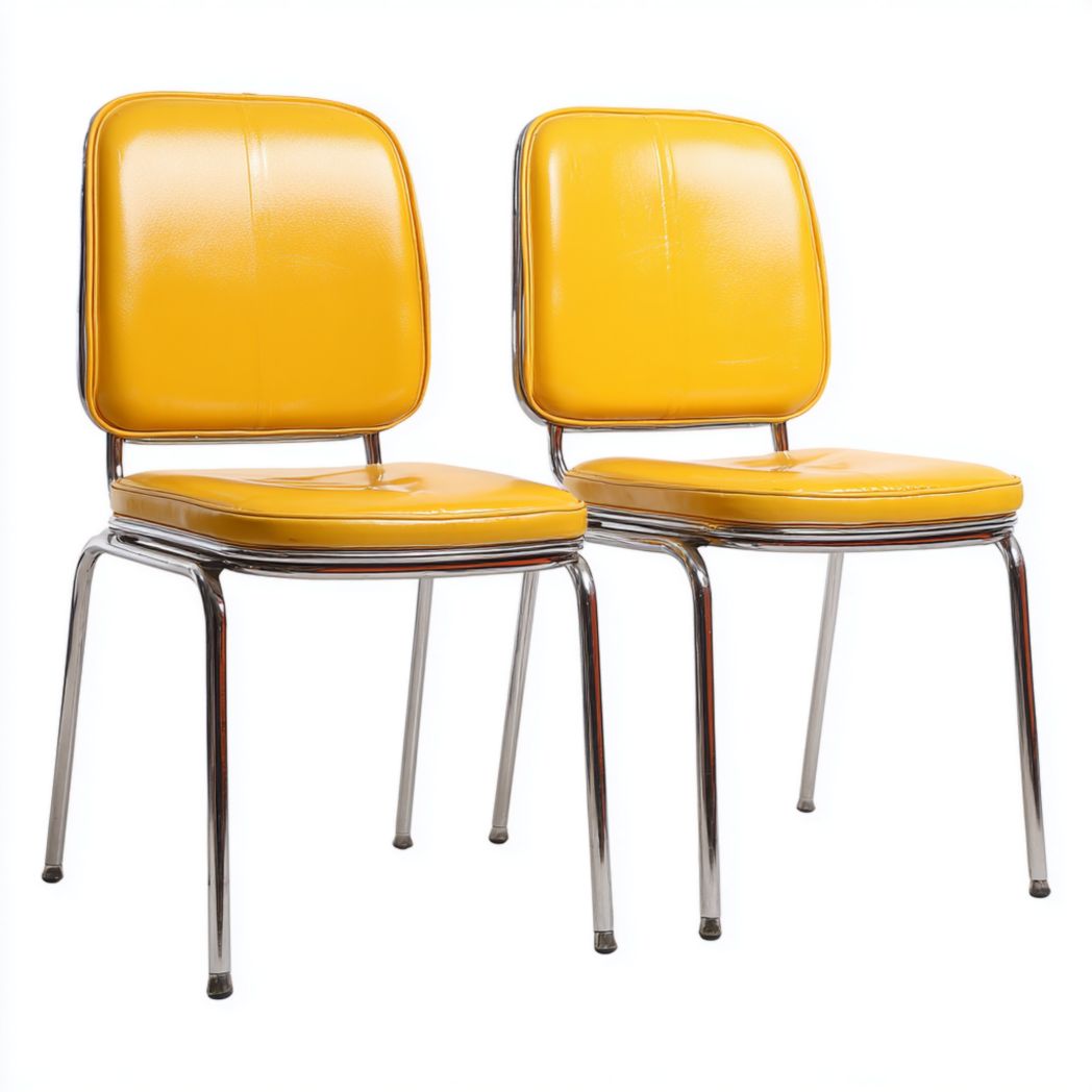 Deux chaises avec revêtement en similicuir jaune et structure en métal chromé