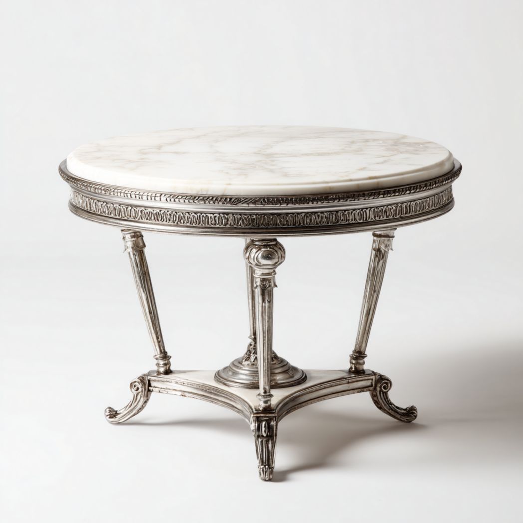 Table basse ronde avec plateau en marbre et structure en métal argenté avec décorations