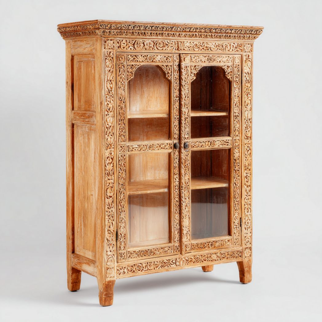 Vitrine en bois avec deux portes vitrées, corps rectangulaire et décorations sculptées