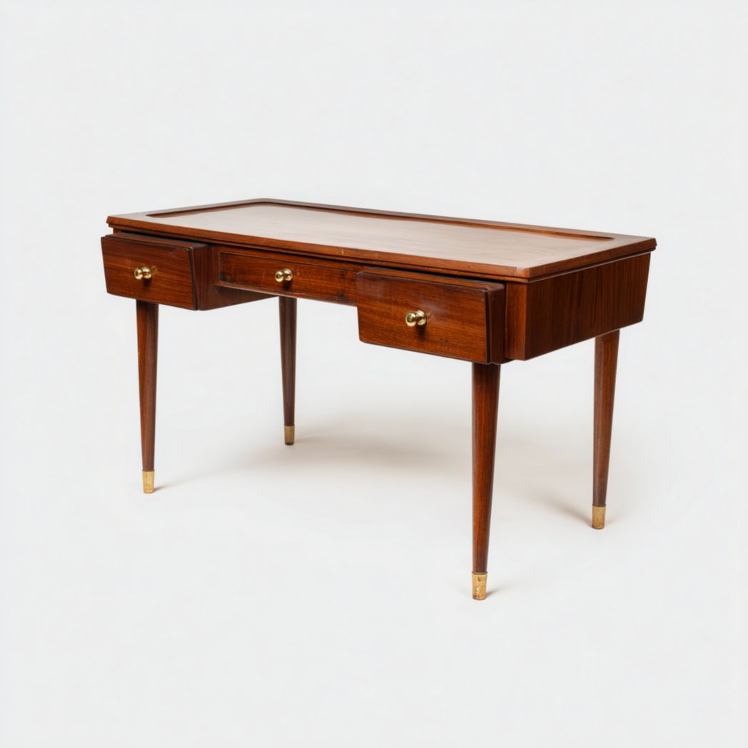 Bureau en bois brun foncé avec trois tiroirs et pieds coniques ornés de métal