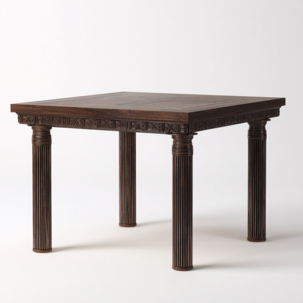 Table carrée en bois avec plateau foncé, détails sculptés et pieds en colonne