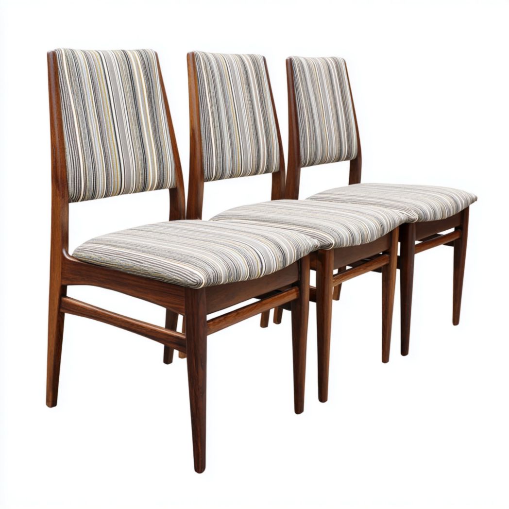Trois chaises en bois avec des cadres marron et un revêtement rayé