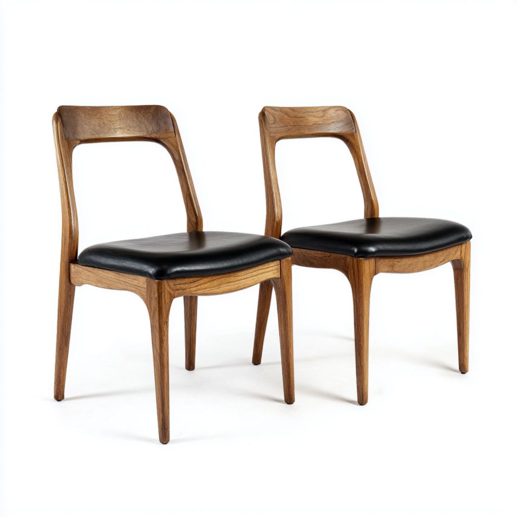 Deux chaises en bois avec des cadres marron et des sièges noirs