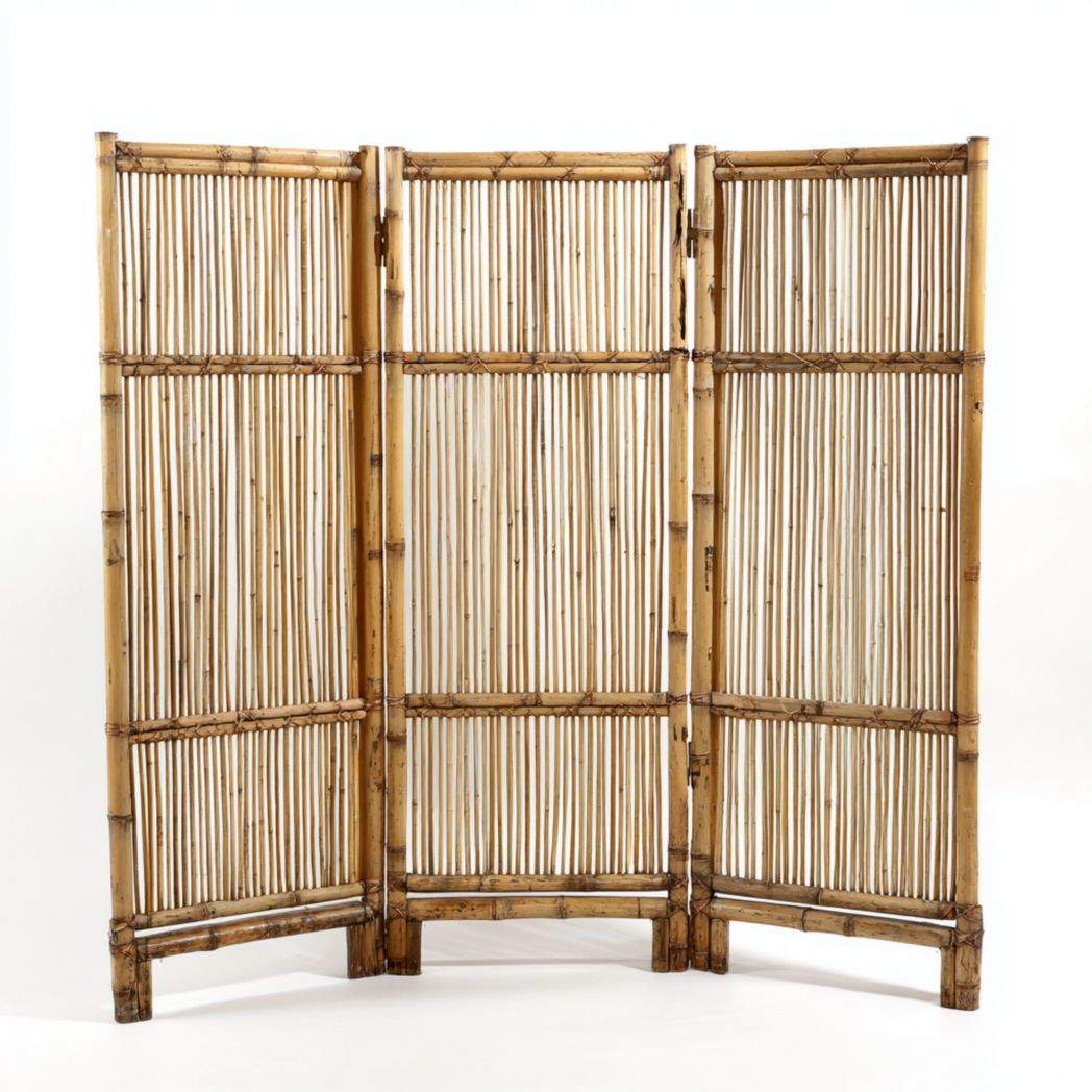 Paravent pliant en trois parties en bambou de couleur marron naturel avec un design linéaire