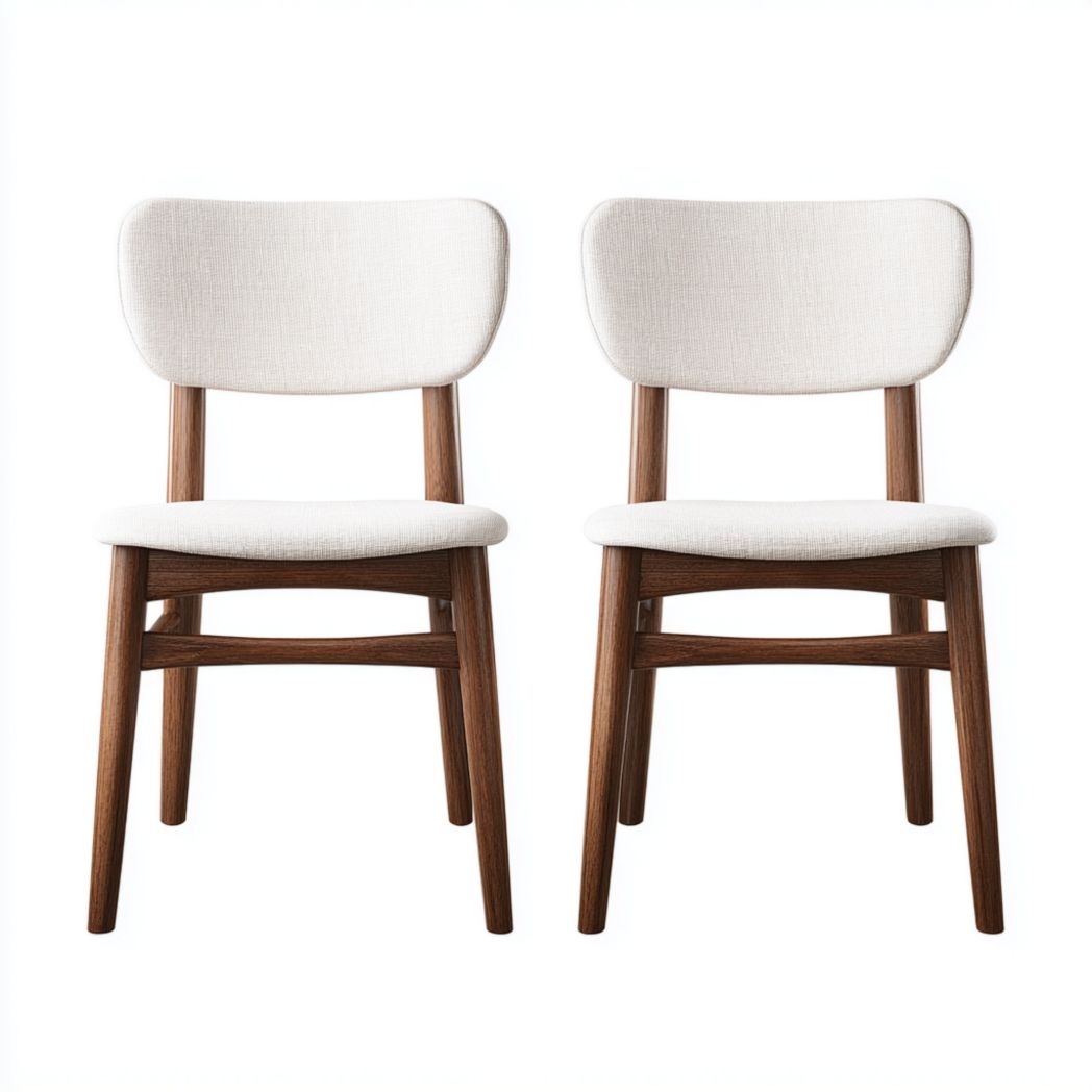 Deux chaises avec cadres en bois et dossiers rembourrés blancs