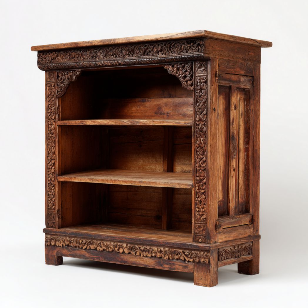 Bibliothèque en bois brun foncé à trois niveaux et sculpture en relief