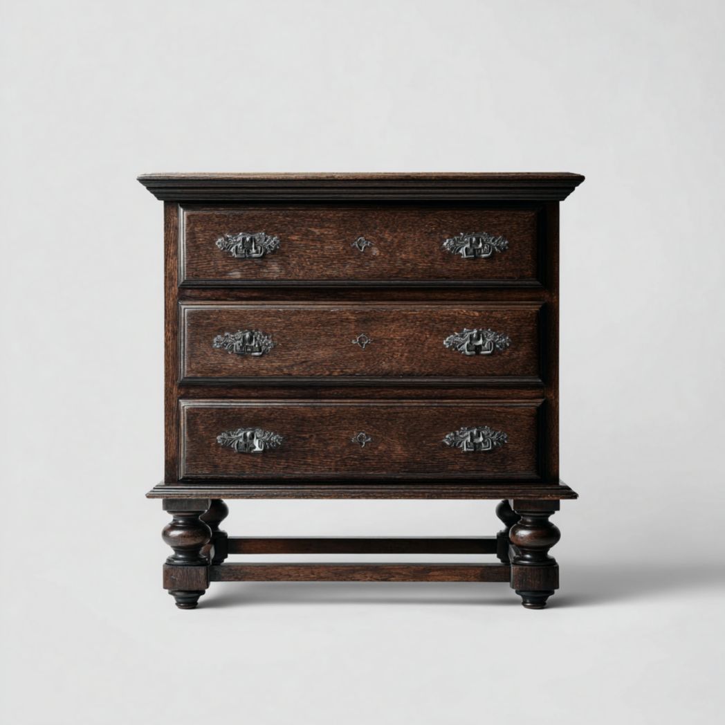 Commode en bois marron foncé avec trois tiroirs et poignées en métal