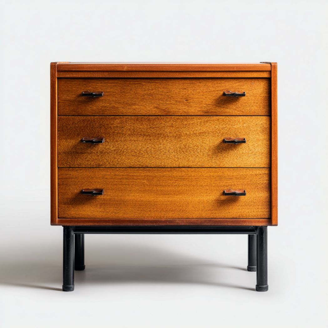 Commode en bois massif avec trois tiroirs et pieds en métal noir