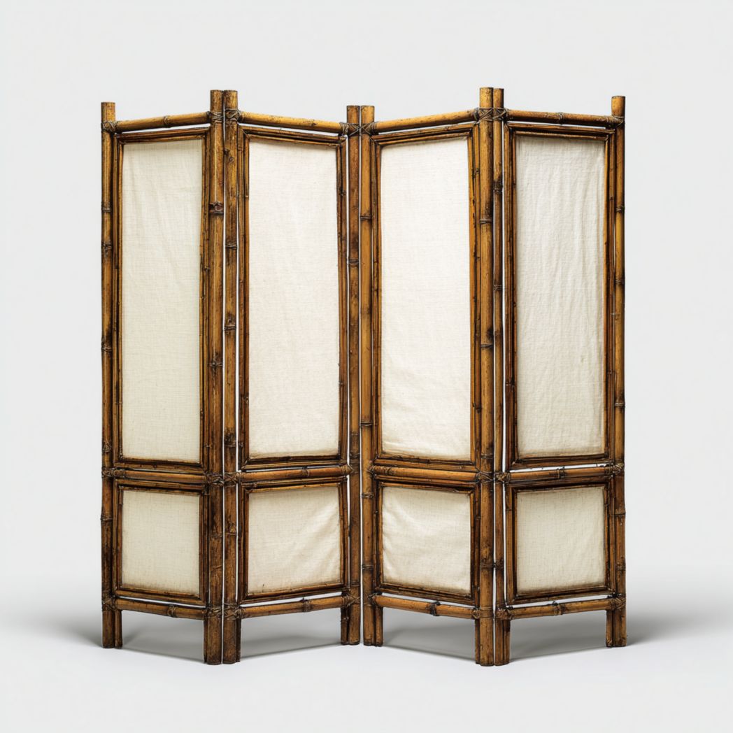 Paravent à quatre panneaux en bambou avec un cadre rectangulaire et des inserts en tissu de couleur crème