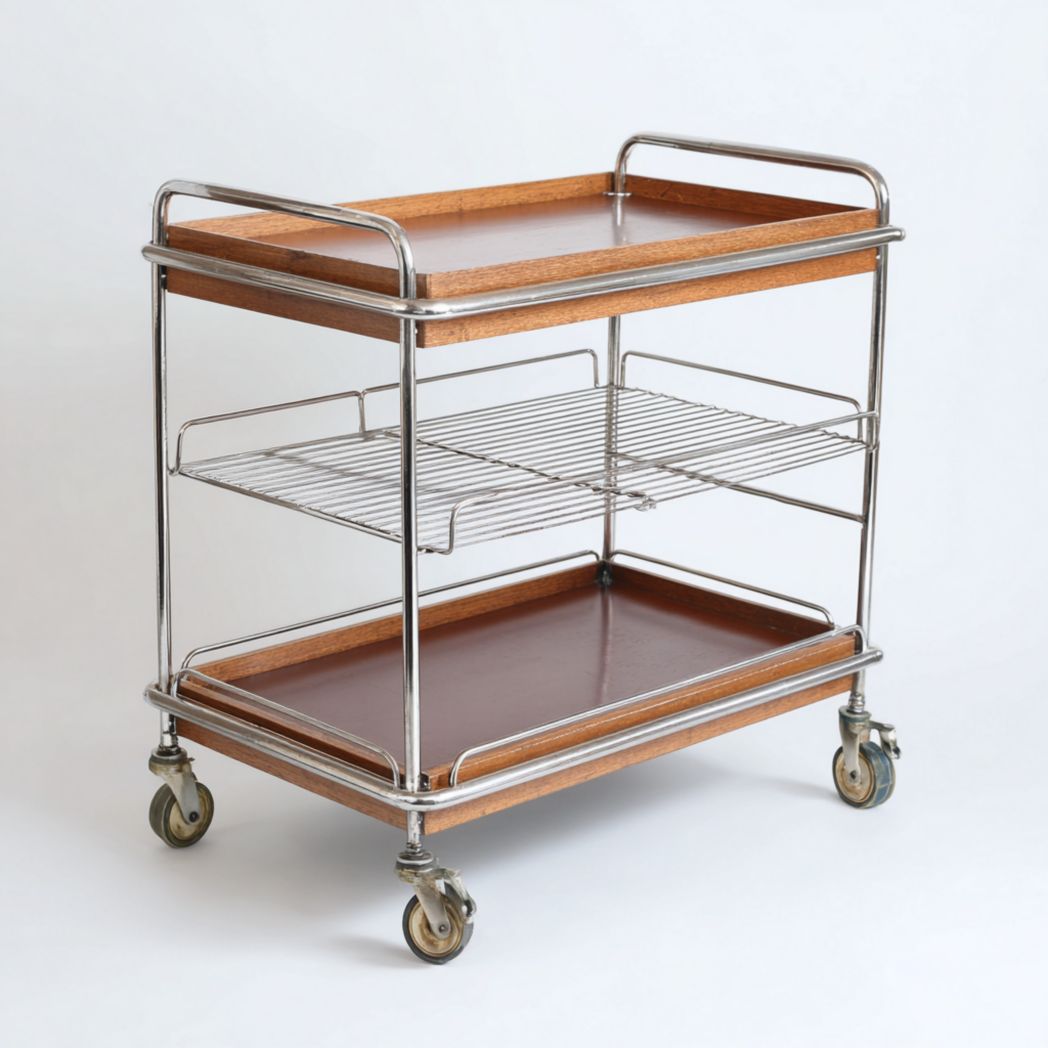 Chariot de service avec structure en métal, étagères en bois et étagère grillagée, à trois niveaux