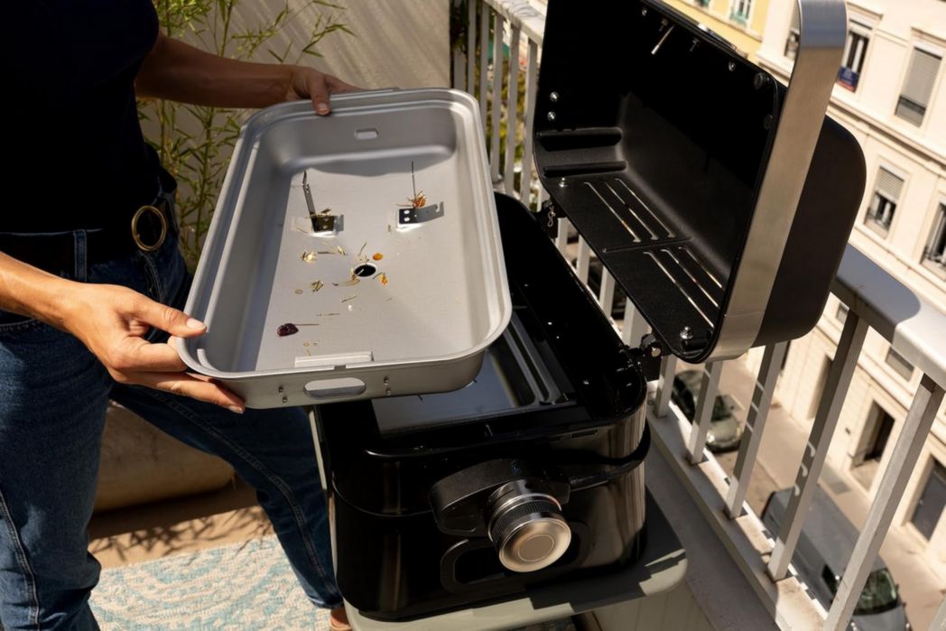 Barbecue électrique de table Campingaz Attitude2go | Barbecue électrique portable d'intérieur et d'extérieur | 2200 W | Grille de cuisson en fonte | 4 personnes | Pour balcon et camping