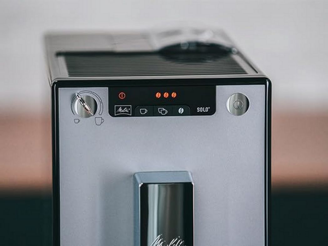 Melitta Caffeo Solo Noir Pure Black, Machine à café à grains avec broyeur et système d'extraction d'arômes, écran LED, mode 1 à 2 tasses, machine à expresso, automatique, E950-222, 1400 W