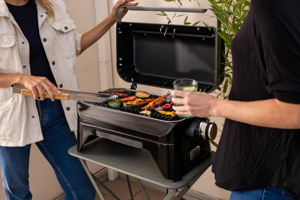Barbecue électrique de table Campingaz Attitude2go | Barbecue électrique portable d'intérieur et d'extérieur | 2200 W | Grille de cuisson en fonte | 4 personnes | Pour balcon et camping