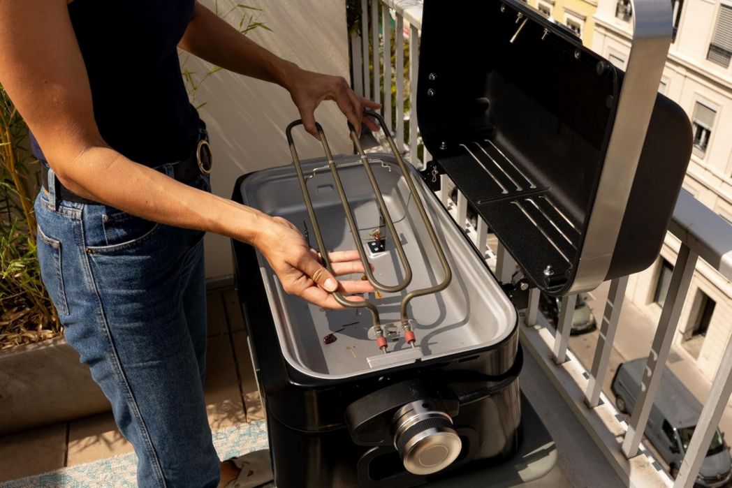 Barbecue électrique de table Campingaz Attitude2go | Barbecue électrique portable d'intérieur et d'extérieur | 2200 W | Grille de cuisson en fonte | 4 personnes | Pour balcon et camping