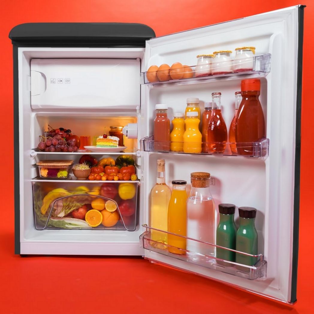 Mini-réfrigérateur Cecotec Bolero CoolMarket TT Origin 45 Rouge. Réfrigérateur de table rétro 45 L, 55 cm de haut, 44,7 cm de large, classe énergétique E, bac à glaçons et poignée chromée, rouge.