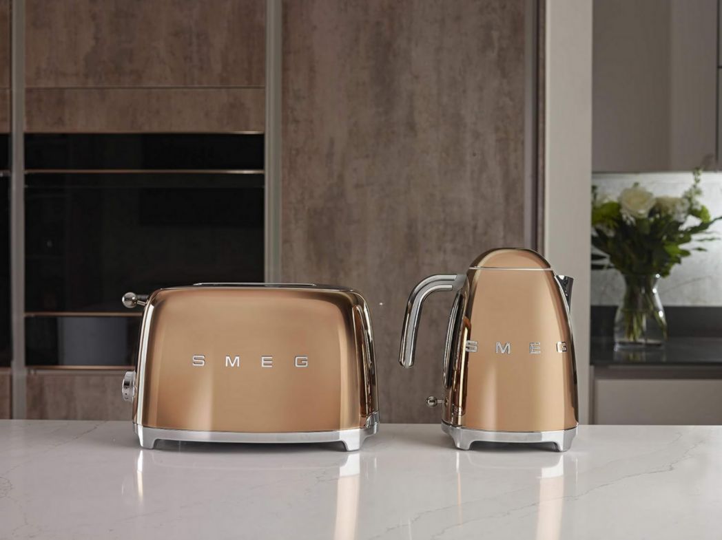 Smeg, Grille-pain 2 tranches TSF01BLEU, 2 fentes 36 mm, 6 niveaux de brunissage, fonctions chauffage, décongélation et bagel, éjection automatique du pain, tiroir ramasse-miettes, 950 W, noir