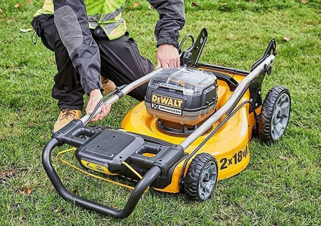 DEWALT - Tondeuse à gazon sans fil XR 18 V 5 Ah Li-Ion - DCMW564N-XJ - Tondeuse à gazon sans fil avec sac de ramassage de 55 l - Largeur de coupe 48 cm - Tonte jusqu'à 800 m² - 36 V