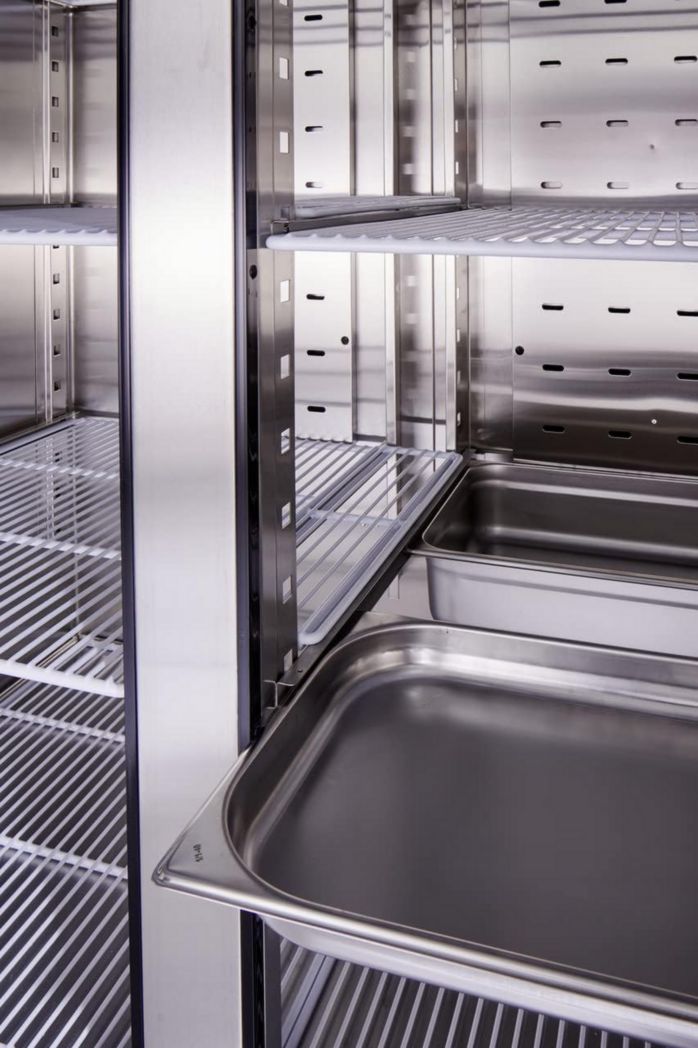 Armoire réfrigérée négative professionnelle METRO GFR1400, 131,4 x 80,5 x 206,5 cm, 940 L, refroidissement ventilé, 980 W, avec serrure, argent, réfrigérateur, congélateur, 2 portes, côte à côte