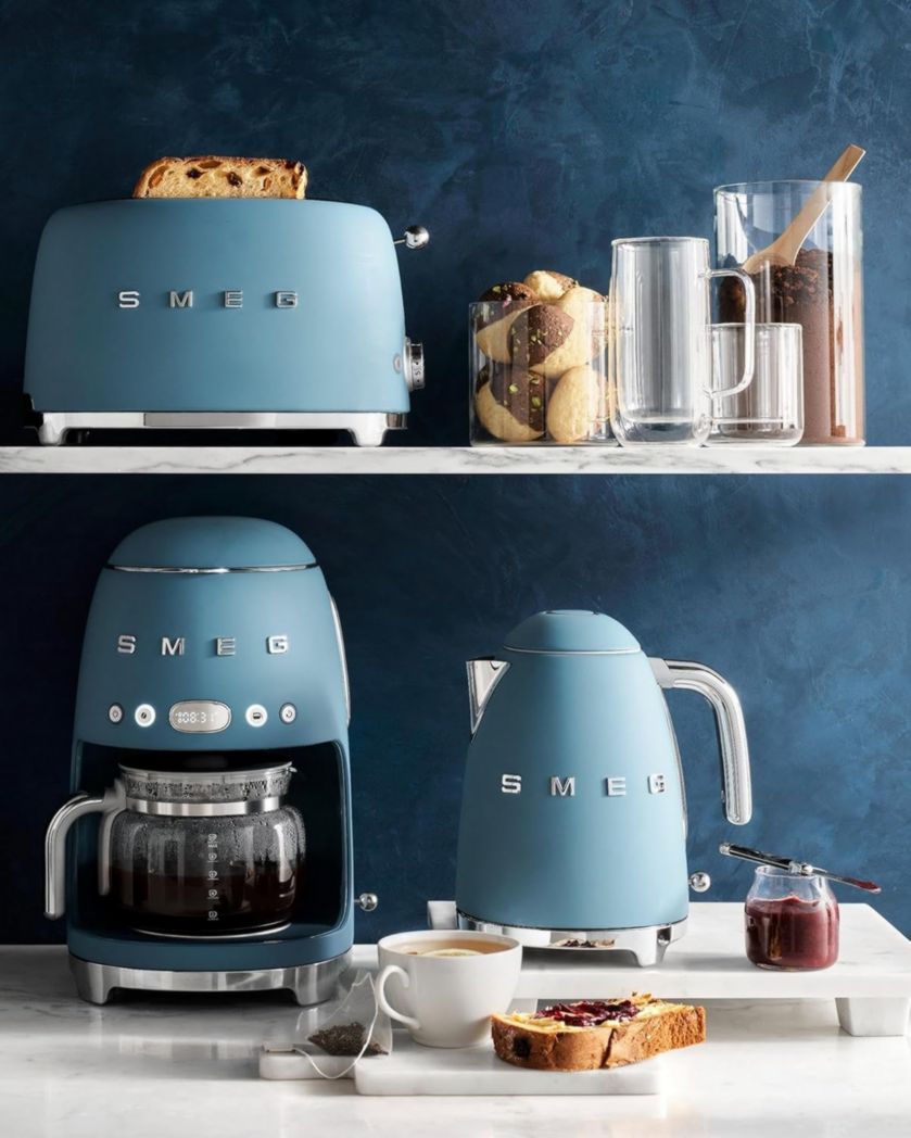 Smeg, DCF02PBEU, cafetière filtre, arôme et démarrage automatique, verseuse en verre jusqu'à 12 tasses, 2 niveaux d'intensité, maintien au chaud, 1050 W, bleu clair pastel