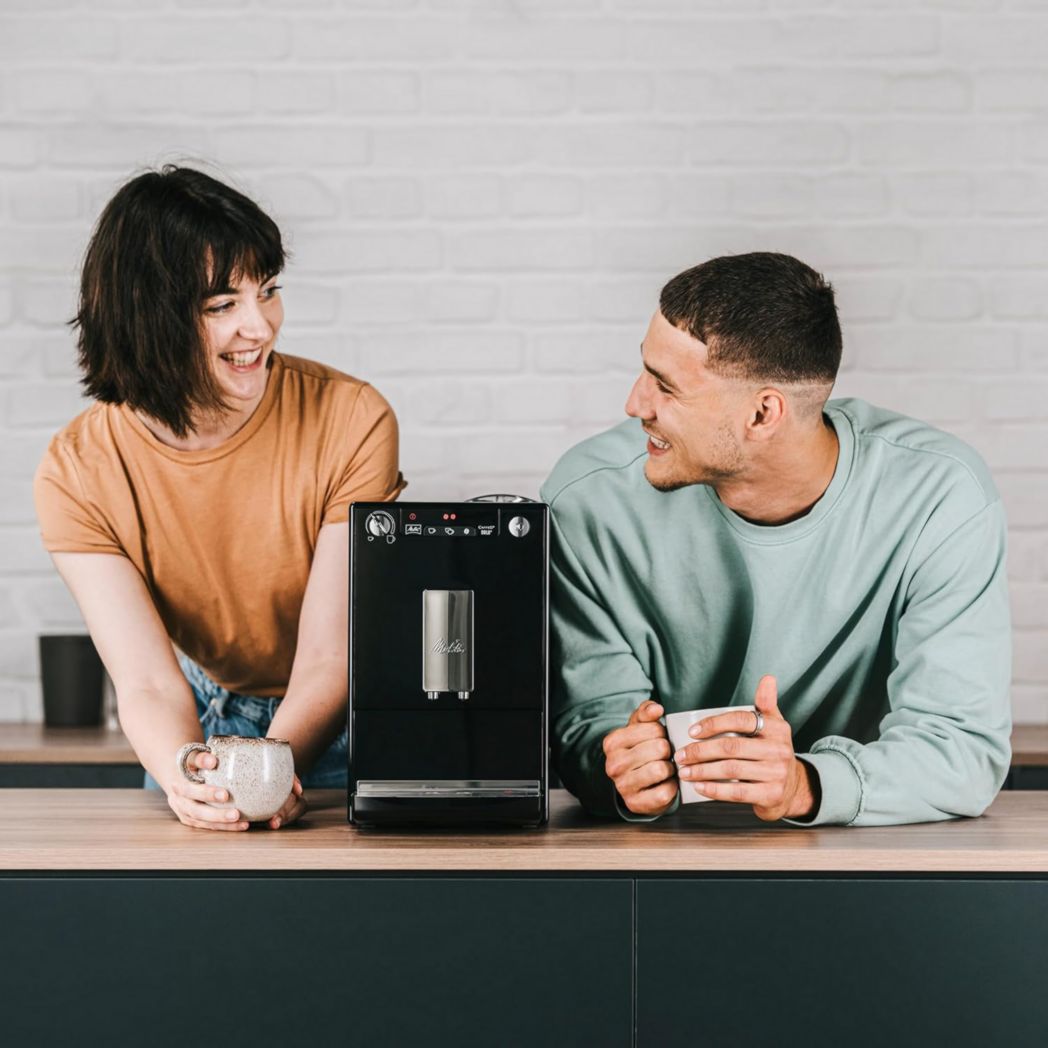 Melitta Caffeo Solo Noir Pure Black, Machine à café à grains avec broyeur et système d'extraction d'arômes, écran LED, mode 1 à 2 tasses, machine à expresso, automatique, E950-222, 1400 W