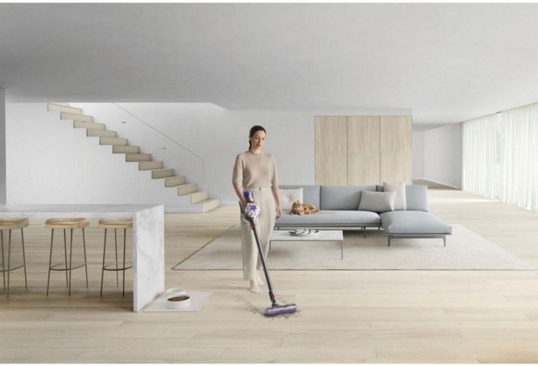 Aspirateur-balai sans fil Dyson V8 Advanced™ – 130 AW, autonomie de 40 min, brosse motorisée auto-démêlante, accessoires combinés, station d'accueil murale, argent/nickel