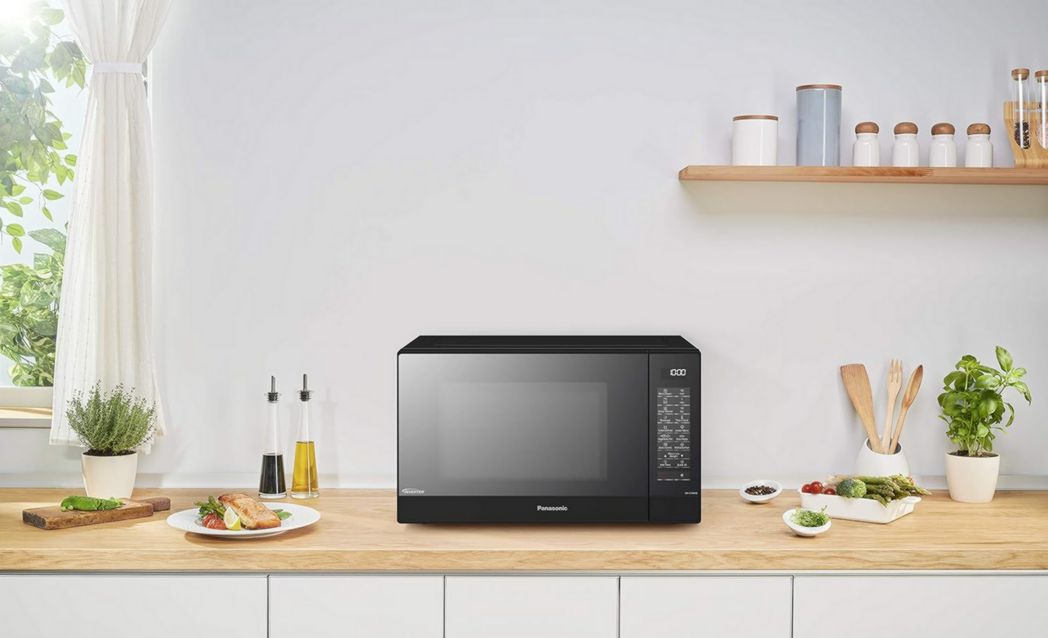 Four à micro-ondes et grill Panasonic NN-GT46KBSUG avec plateau tournant, 31 litres, acier inoxydable, 1 000 W, puissance du gril : 1 100 W, 24 programmes automatiques, écran LCD, capteur Genius, menu Junior, noir