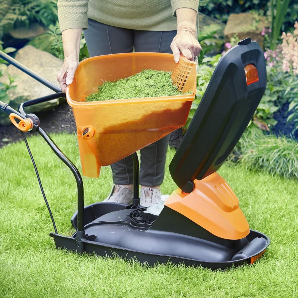 Tondeuse électrique LawnMaster 1800 W 36 cm - Bac de ramassage, hauteurs de coupe réglables, pour pelouses moyennes à grandes