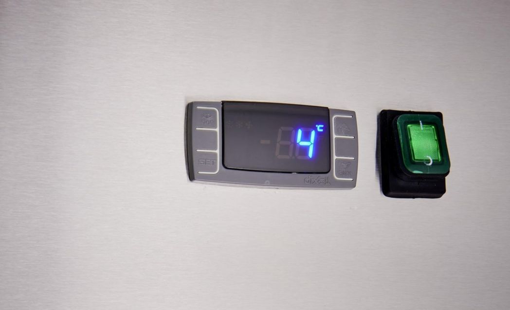 Armoire réfrigérée négative professionnelle METRO GFR1400, 131,4 x 80,5 x 206,5 cm, 940 L, refroidissement ventilé, 980 W, avec serrure, argent, réfrigérateur, congélateur, 2 portes, côte à côte