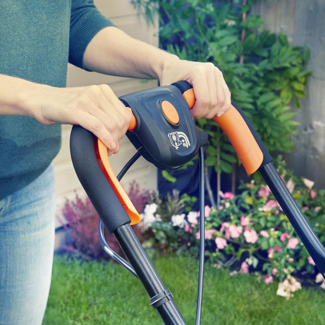 Tondeuse électrique LawnMaster 1800 W 36 cm - Bac de ramassage, hauteurs de coupe réglables, pour pelouses moyennes à grandes