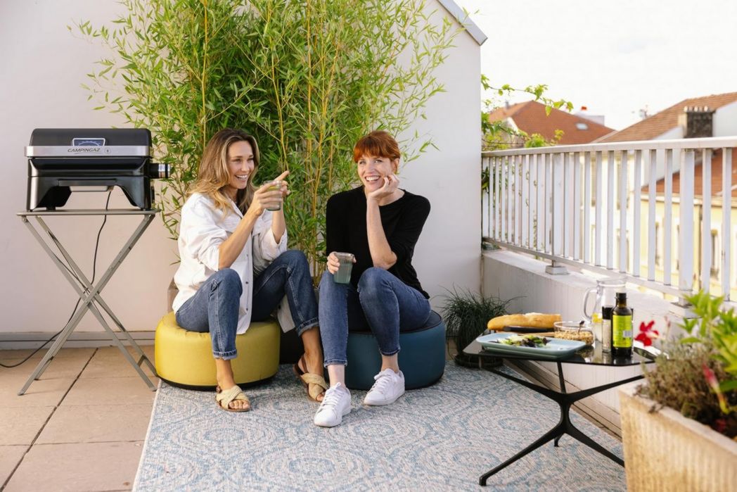 Barbecue électrique de table Campingaz Attitude2go | Barbecue électrique portable d'intérieur et d'extérieur | 2200 W | Grille de cuisson en fonte | 4 personnes | Pour balcon et camping