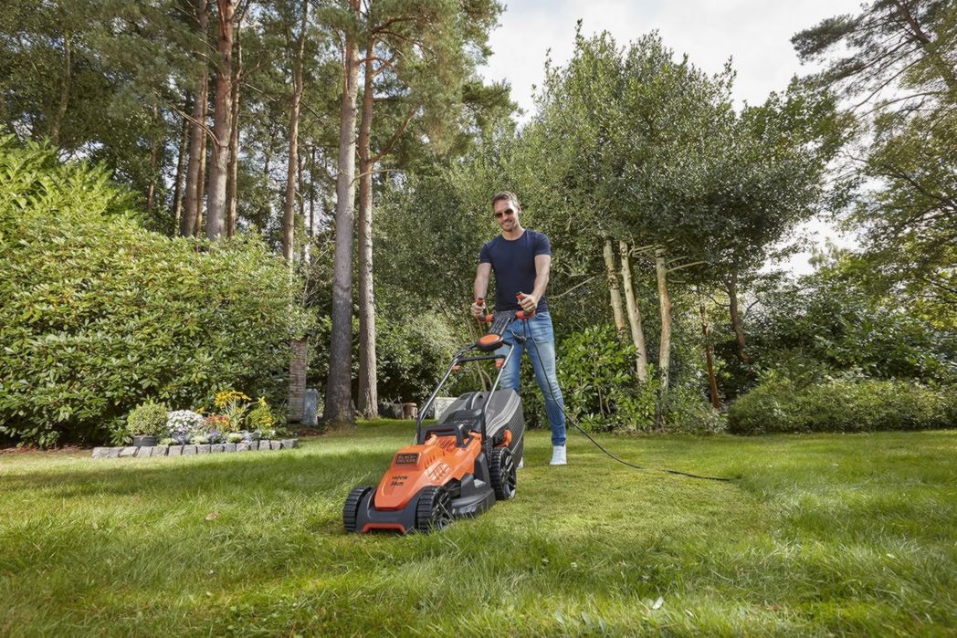 Tondeuse à gazon filaire BLACK+DECKER 1600 W, tondeuse électrique de 38 cm, 6 hauteurs réglables (20, 30, 40, 50, 60 et 70 mm), avec poignée EASYSTEER 3 positions, BEMW471ES-QS Orange