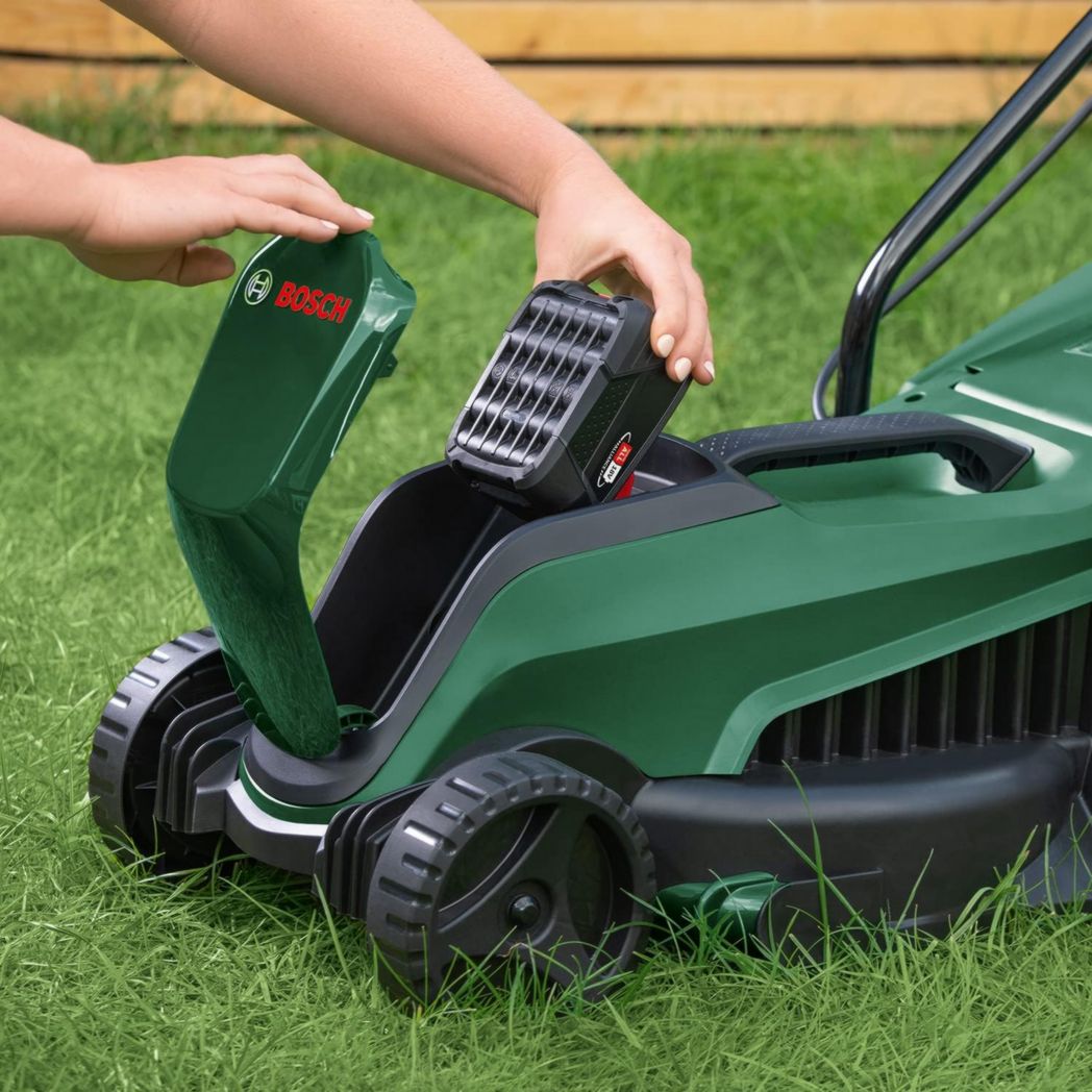 Tondeuse à gazon sans fil Bosch CityMower 18V-32-300 (18 V, 1 batterie 4,0 Ah, moteur sans balais, largeur de coupe : 32 cm, tond jusqu'à 300 m², dans un carton)