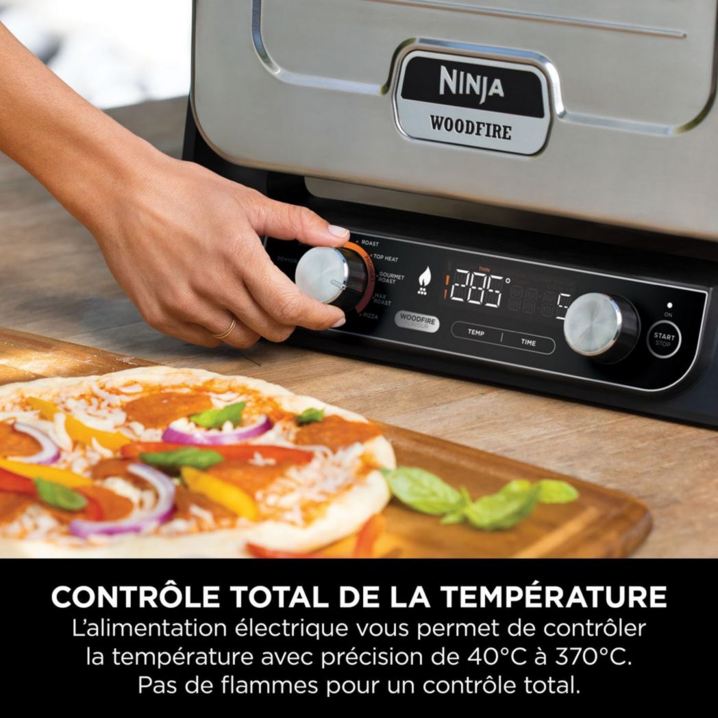 Four à pizza électrique d'extérieur Ninja Woodfire 8 en 1, rôtissoire et fumoir barbecue avec grille, plaque Pro-Heat, pierre à pizza, granulés de bois et pelle, 6 réglages, orange foncé OO101EU