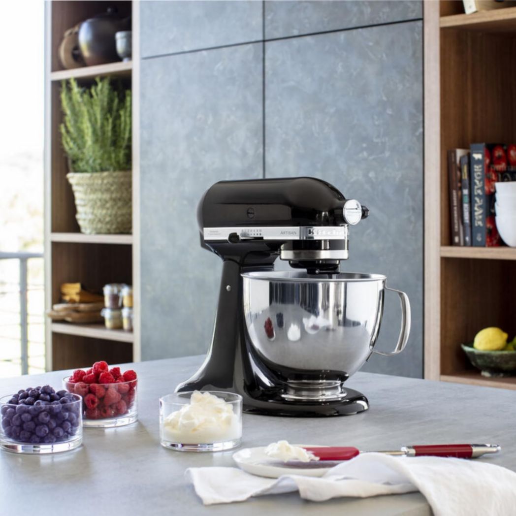 Robot pâtissier multifonction KitchenAid Artisan à tête inclinable avec 4 accessoires et bol de 4,8 L | Crème