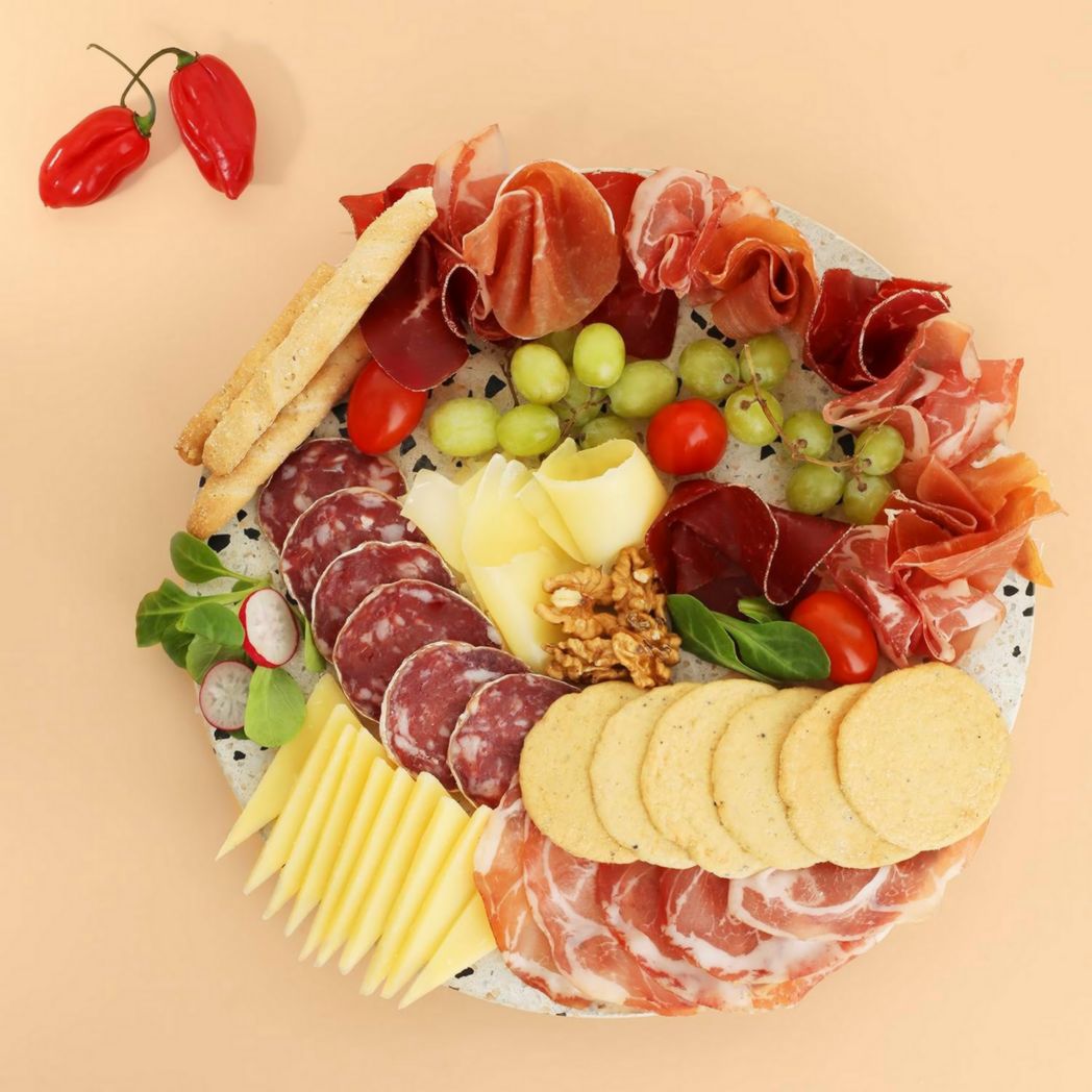 Trancheuse à viande électrique H.Koenig MSX254, Charcuterie, Professionnelle, Précise, Coupe 0-12 mm, Lame 25 cm, Aiguiseur intégré, Grand plateau, 282 tr/min, Rouge