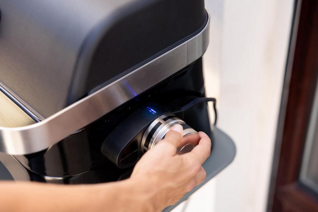 Barbecue électrique de table Campingaz Attitude2go | Barbecue électrique portable d'intérieur et d'extérieur | 2200 W | Grille de cuisson en fonte | 4 personnes | Pour balcon et camping